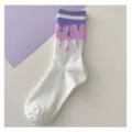 Nahaufnahme der süßen weißen Mittelsocken mit lila Farbverlauf im schmelzenden Design. - Weiß Lila Verlauf Schmelzendes Herz Stil (01)