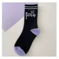 Schwarze Socken mit lila Absatz und süßem Liebesherz Strickmuster für den Alltag - Schwarz Kontrast love Buchstabe Stil (03)