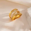 Gros plan de detail sur la bague multi-anneaux en acier inoxydable dore avec des zircons. - Style Pave à Lignes Multicouches (1908) / Or
