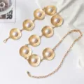 Detalle de cinturón de cadena de disco metálico dorado, accesorio de cintura de perlas. - Dorado