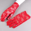 Detailansicht rote Spitzenhandschuhe, feines Blumennetz Muster, atmungsaktiver Sonnenschutz. - Ohne Spitze / Rot