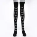 Calcetines largos negros de Halloween sobre la rodilla con estampado de huesos blancos. - Talla única / Hueso de la Suerte Blanco