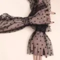 Schwarze Netz-Spitze-Sonnenschutzärmel mit süßen beflockten Herzen, ausgestellte Bündchen. - Schwarzes Herz