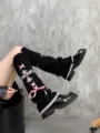 Lolita Strick Beinlinge mit rosa Kreuz Muster und süßen Schleifen für den Winter. - Schwarz und Rosa / Schwarz Rosa Kreuz Kordelzug
