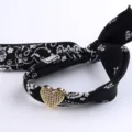 Bracciale in tessuto paisley nero, variante con charm cuore dorato e strass molto chic. - SB03-6 Paisley Bianco e Nero