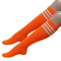 Orangene gestreifte Wadenstrümpfe für Damen, klassischer Sport-Kniestrumpf für Freizeit. - Orange & Weiß Gestreift