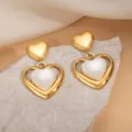 Détail exquis de boucles d'oreilles cœur vintage françaises avec pierre œil de chat et or. - Boucles d'Oreilles Clous Cœur Incrusté Œil-de-Chat Blanc