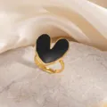 Anello in acciaio inossidabile dorato con dettaglio cuore smaltato nero, elegante. - Stile Cuore Nero (1848)