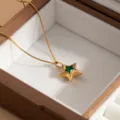 Elegante goldene Stern-Halskette aus Titanstahl mit grünem Schmuckstein für stilvolle Damen. - Grün