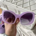 Helllila Oversize Katzenauge Sonnenbrille mit Farbverlauf fuer Damen Mode und Alltag. - Extravagante Alien-Brille Lila