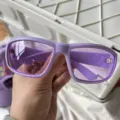 Detailansicht der hellvioletten Sonnenbrille mit grossem Rahmen und passenden Gläsern. - Mattes Lila mit lila Gläsern