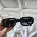 Detailansicht trendiger schwarzer Retro-Rechteck-Sonnenbrille im minimalistischen Stil. - Gelee-Quadrat Schwarz
