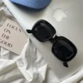 Detailaufnahme der trendigen dicken schwarzen Sonnenbrille mit feiner Textur im Retro-Stil. - Schwarz