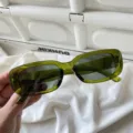 Retro grüne rechteckige Sonnenbrille für Damen und Herren, trendige Vintage Jelly Farbe Brille. - Eckige Jelly-Sonnenbrille mit dunkelgrünem Rahmen und grünen Gläsern