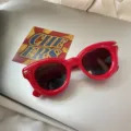 Rote runde aufgeblasene Sonnenbrille Detail, stylischer dicker Rahmen im Retro-Look. - Rot