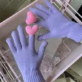 Nahaufnahme von weichen Lavendel-Lila Strickhandschuhen mit niedlichen rosa Herz-Details. - Einheitsgröße / Rosa Herz Helllila