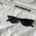 Nahaufnahme von schwarzen Katzenaugen Sonnenbrillen, Y2K Mode Punk Brillen Detailaufnahme. - Schwarz