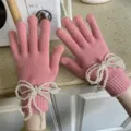 Detailaufnahme rosafarbener Strickhandschuhe mit eleganten Perlen Schleifen für warme Wintertage. - Einheitsgröße / Abnehmbare Perle Schleife / Rosa