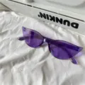 Moderne lila Y2K Cat-Eye Sonnenbrille mit transparenten Gelbframes für futuristische Partys. - Lila