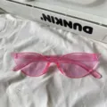 Rosa Jelly Cat-Eye Sonnenbrille Detailansicht, trendiges Y2K transluzentes Mode-Brillenaccessoire. - Rosa