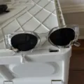 Avantgardistische transparente Sonnenbrille mit Metall-Dekor und Perlenanhänger Detail. - Transparentes Schlangendekor (Mit Wassertropfen-Perlenanhänger) / Transparent