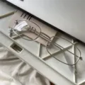 Detailaufnahme einer stilvollen silbernen Metallbrille im minimalistischen Design. - Silber