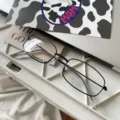 Stilvolle schwarze Brille mit dünnem Rahmen für den Alltag, leicht und vielseitig unisex. - Schwarz
