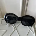 Detailansicht trendiger schwarzer Cat-Eye-Sonnenbrille mit tropfenförmigem Perlenanhänger. - X-Mark Design (Mit Wassertropfen-Perlenanhänger)
