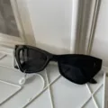 Schwarze Cat-Eye-Sonnenbrille mit Perlenanhänger-Detail, trendiges Design für Outfits. - Quadratischer Katzenaugen-Stil (Mit Wassertropfen-Perlenanhänger)