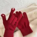 Nahaufnahme von roten Strick-Touchscreen-Handschuhen, winterwarme fingerlose Wollhandschuhe Stil. - Rot
