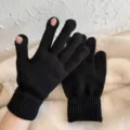Detailansicht schwarzer Winter-Strickhandschuhe mit zwei freiliegenden Fingern für kalten Winter. - Schwarz