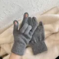 Graue Strickhandschuhe Detailansicht mit offenem Finger Design fuer Touchscreen Bedienung. - Grau