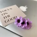 Detailaufnahme der lila Stoffblumen Haarspange, süße Blumen Haarnadel für den täglichen Gebrauch. - 23. Drei kleine violette Blumen