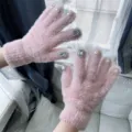 Nahaufnahme Detail von rosa Plüschhandschuhen mit Perlen und funkelnden Strasssteinen verziert. - Einheitsgröße / Rosa Handschuhe mit Strass und Perlen