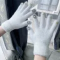 Detailansicht der weissen flauschigen Winterhandschuhe mit eleganten Perlen und Strasssteinen. - Einheitsgröße / Weiße Handschuhe mit Strass und Perlen