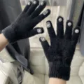 Warme schwarze Plüsch-Fünffingerhandschuhe mit Perlen und glänzenden Strass-Details für den Winter. - Einheitsgröße / Schwarze Handschuhe mit Strass und Perlen