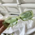 Detailansicht der transparenten grünen rechteckigen Sonnenbrille im coolen Y2K Retro Stil. - Gelee-Quadrat Grün