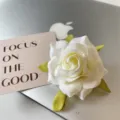 Weisse Stoff Rosen Haarspange Detailansicht, elegante Blumen Haarnadel mit gruenem Blatt. - 15. Beige mittlere Blumen mit Glitzer