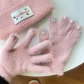 Rosa Plüsch Fünffingerhandschuhe mit Perlen und passender Strickmütze für Damen Winter. - Einheitsgröße / Zerrissene rosa Nerzimitat-Handschuhe mit Strass und Perlen