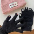 Winter warme Plueschhandschuhe und Strickmuetze Set mit Perlen und Kristallen fuer Damen. - Einheitsgröße / Zerrissene schwarze Nerzimitat-Handschuhe mit Strass und Perlen