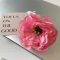 Rosa künstliche Blume Haarklammer Detail, Strand Urlaub blumiges Haaraccessoire, süße Haarnadel. - 6. Große rosa Blume mit braunem Kern