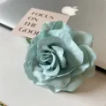 Blaugrüne Stoffrosen Haarklammer Detailaufnahme, elegantes Blumen Haaraccessoire für Damen Alltag. - 3. Große Blume in Pastellblau