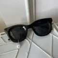 Detailansicht der trendigen schwarzen Sonnenbrille mit einzigartigem Perlenanhänger. - Kuzma Individueller Stil (Mit Wassertropfen-Perlenanhänger)