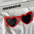 Rote herzformige Sonnenbrille vintage chic niedliche trendige Sonnenbrillen Detailansicht - Schräges Herz-Stil / Rot