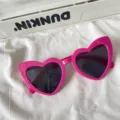 Rosa herzförmige Sonnenbrille Detailaufnahme, süßer Style Modeschmuck mit getönten Gläsern. - Schräges Herz-Stil / Rosenroter Rahmen Schwarze Gläser