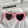 Rosa herzförmige Sonnenbrille Detailaufnahme, retro süsser Stil Mode Damen Brille. - Schräges Herz-Stil / Dunkelrosa