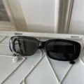 Detailansicht stilvoller schwarzer Rechteck-Sonnenbrille mit Perlenanhänger, trendig. - Jelly Quadratischer Rahmentyp (Mit Wassertropfen-Perlenanhänger)