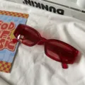Retro rote Jelly rechteckige Sonnenbrille fuer Damen Herren Mode Vintage schmale Fassung. - Roter Rahmen Rote Gläser