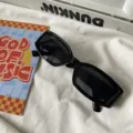 Retro schwarze rechteckige Sonnenbrille, trendige Vintage Streetwear Brille fuer den Alltag. - Glänzend Schwarz/Graue Linse