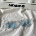 Transparenter Rahmen hellblaue Gläser Katzenauge Sonnenbrille Detailansicht für Streetstyle. - Scharfes Dreieck Cat-Eye / Blau